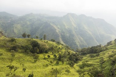 Görünüm yönü Ella Rock, Ella, Sri Lanka ve küçük Adam's Peak