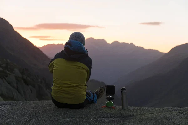 Alpinista desfrutando do nascer do sol nas montanhas suíças — Fotografia de Stock