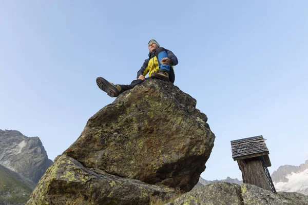 Caminante se sienta en una roca y disfruta de la vista —  Fotos de Stock