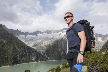 Alpinist İsviçre dağlarda güzel peyzaj sahiptir