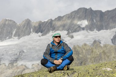 Alpinist barış ve yalnızlık İsviçre Alpleri'nde sahiptir