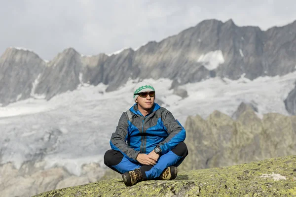 Alpinista disfruta de la paz y la soledad en los Alpes suizos —  Fotos de Stock