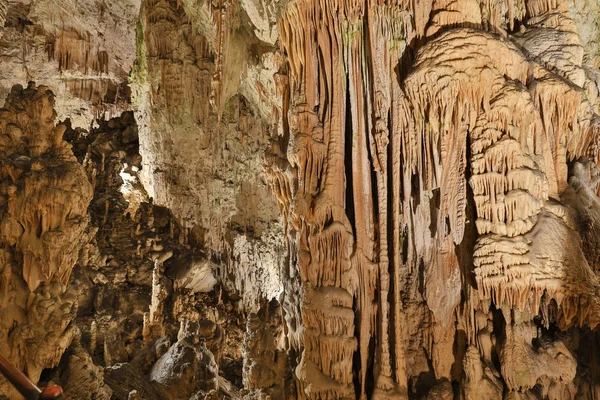 Mağarada ışıklı pitoresk karst özellikleri — Stok fotoğraf
