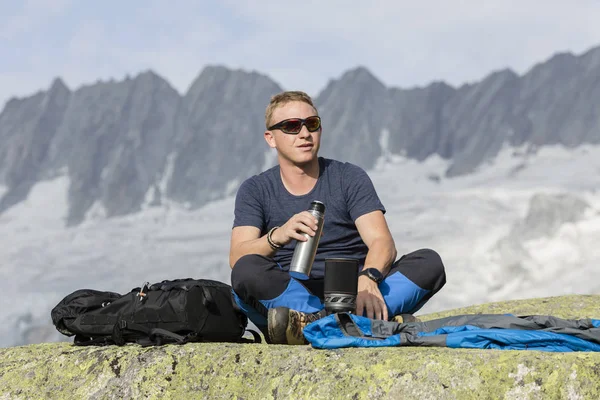 Alpinist bir çay molası sırasında hazırlar.