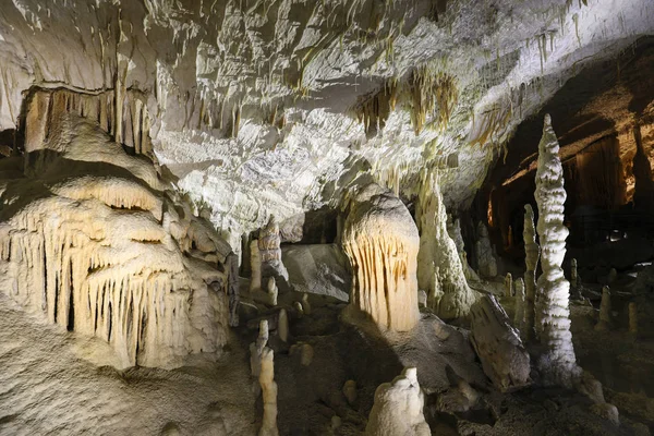 Postojna, Slovenya mağara. Oluşumlar mağaranın sarkıt ile içinde — Stok fotoğraf