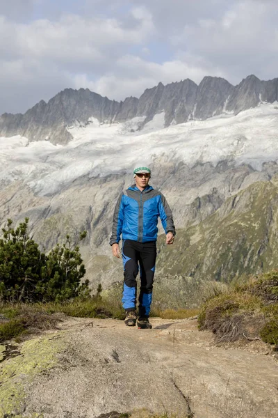 Caminatas a través de un paisaje alpino impresionante en las montañas —  Fotos de Stock