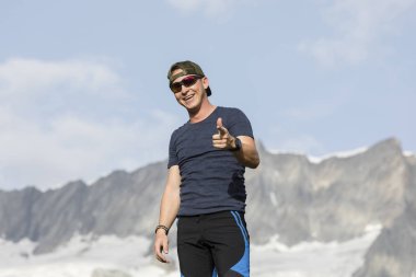 Serin ve yakışıklı bir adam kendini bir eğlence sağlar