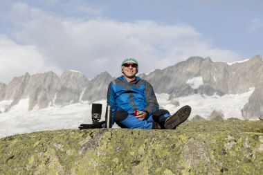 Alpinist nefes kesici dağ manzarasına önce bir çay molası yapar