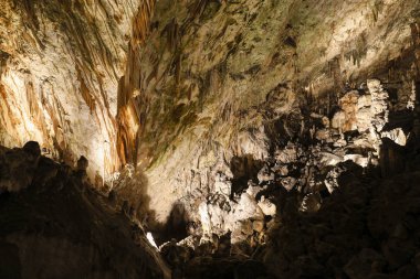 Mağarada ışıklı pitoresk karst özellikleri