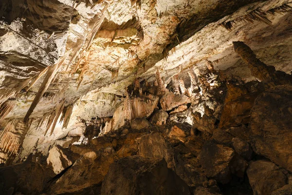 Picturesque karst features illuminated in the cave — Stock Photo, Image