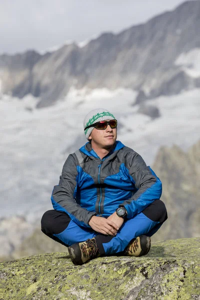 Alpinist barış ve yalnızlık İsviçre Alpleri'nde sahiptir