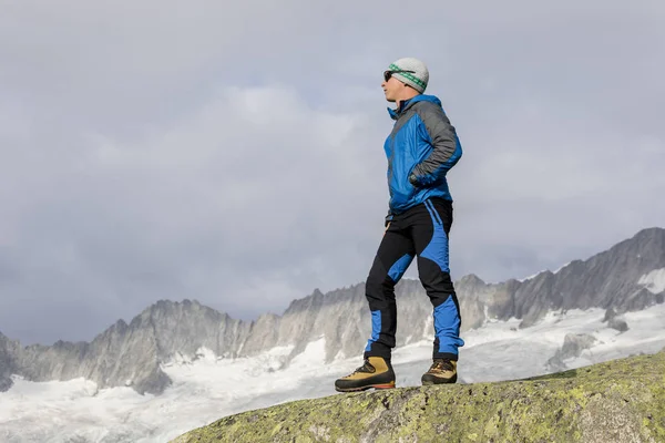 Uzun yürüyüşe çıkan kimse İsviçre Alpleri'nde hayatın anlamı hakkında düşünme