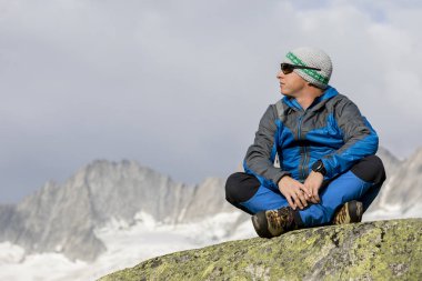 Alpinist barış ve yalnızlık İsviçre Alpleri'nde sahiptir
