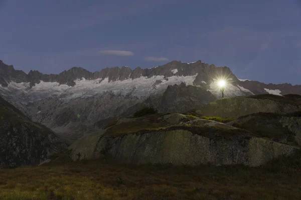 헤드 램프와 산악인 새벽 새벽 동안 스위스 알프스의 숨막힐 듯한 산의 경치에 서 — 스톡 사진