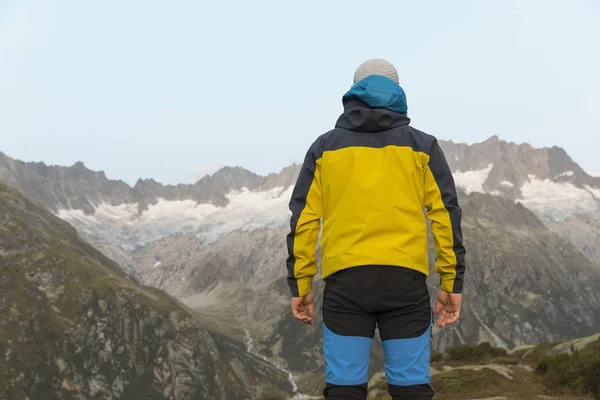 Alpinista se levanta durante el amanecer frente al poderoso paisaje montañoso de los Alpes suizos —  Fotos de Stock