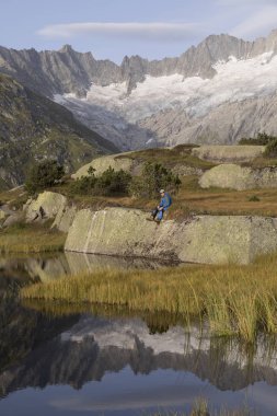 Alpinist mola bir gündoğumu sırasında bir dağ gölü yapar