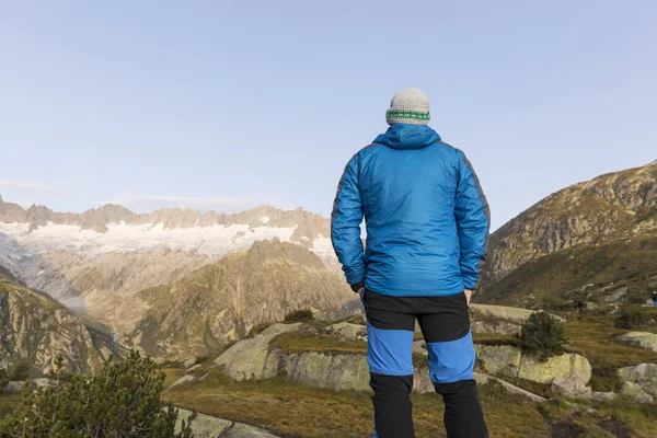 Alpinista se levanta durante el amanecer frente al poderoso paisaje montañoso de los Alpes suizos —  Fotos de Stock