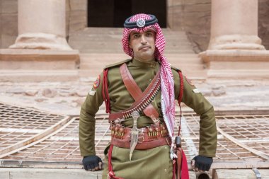 Petra, Jordan 25th Aralık 2015: Petra, Jordan Nabatean antik kentinde bir deve Bedevi kişini