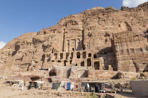 Petra, Jordania, 25 de diciembre de 2015: Tumba de urna, Tumba de seda y tumbas reales, Petra, Jordania — Foto de Stock