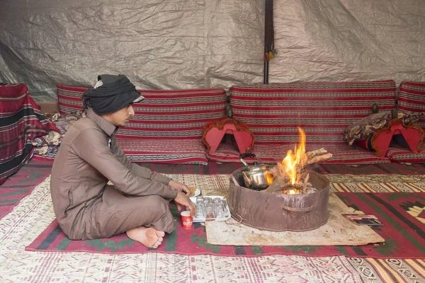 Wadi Rum, Jordánsko, 26. prosince 2015: Bedouin vaří čaj ve stanu — Stock fotografie