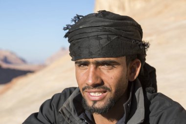 Wadi Rum, Ürdün - 27 Aralık 2015: yakışıklı bir Bedevi portresi