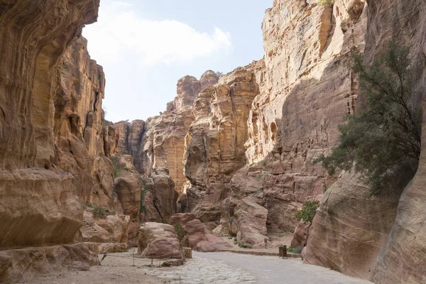 Canyon ingang naar de verloren stad van petra, Jordanië — Stockfoto