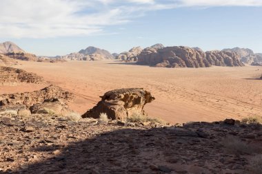 Kızıl kum ve kaya manzara Wadi Rum çöl