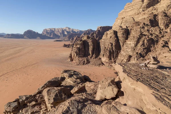 Κοκκινωπή άμμο και βράχο τοπία σε της ερήμου του Wadi Rum — Φωτογραφία Αρχείου