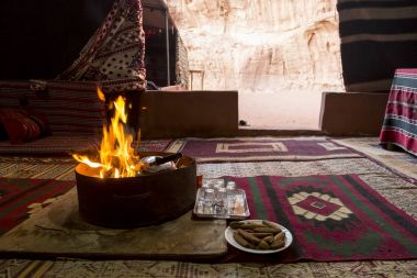 Kamp ateşi bir Bedevi çadırında çölde wadi rum, Jordan