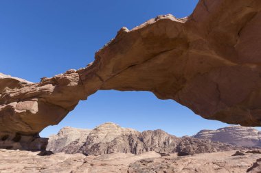 doğal taş köprü ve wadi rum çöl, jordan'ın panoramik manzarasını
