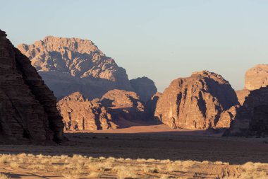 Wadi Rum (Moon valley) çöl manzara günbatımı zaman, Jordan