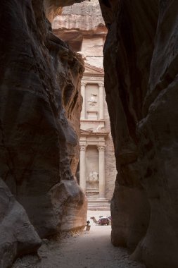 Siq giriş Petra şehri, Khazneh arka planda Jordan görüntüleyin