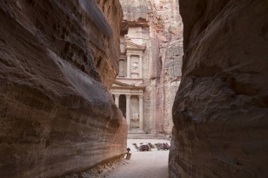 Siq giriş Petra şehri, Khazneh arka planda Jordan görüntüleyin