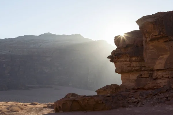 Wadi Rum néven a völgy a Hold. Jordánia sivatagi — Stock Fotó