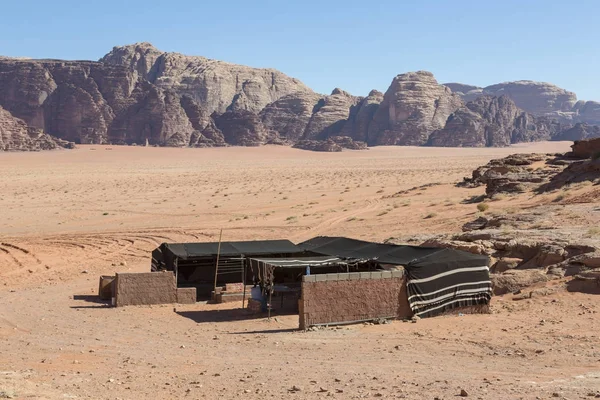 Adventure Camping hotel entre los desiertos en Oriente Medio Asia en Wadi Rum — Foto de Stock