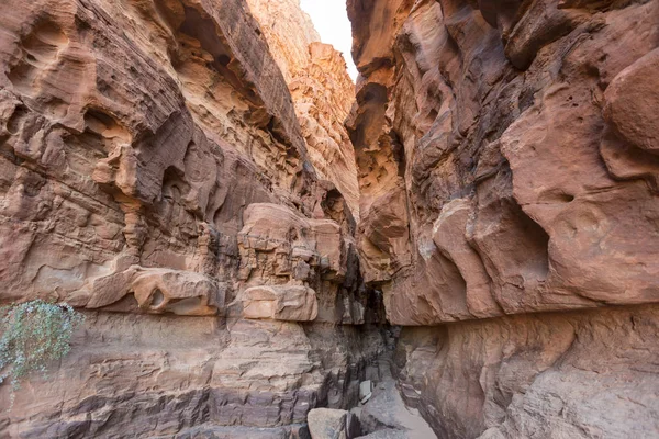 A narrow pass between to gigantic sandstone mountains in the Wad Rum — Stock Photo, Image