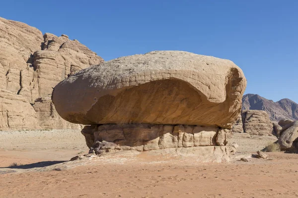 Mushroom rock en el desierto de Wadi Rum - Valle de la Luna en Jordania — Foto de Stock