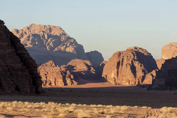 Wadi Rum (κοιλάδα φεγγάρι) τοπίο ερήμων στιγμή ηλιοβασίλεμα, Jordan — Φωτογραφία Αρχείου