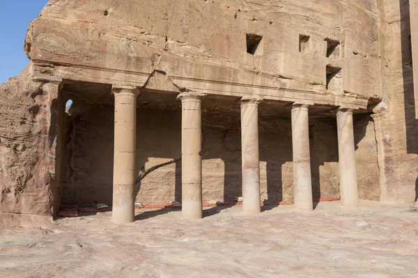 Pilares dentro de las Tumbas Reales en la antigua ciudad de Petra, Jordania — Foto de Stock