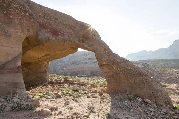 Arco de piedra en el valle de Petra, Jordania — Foto de Stock