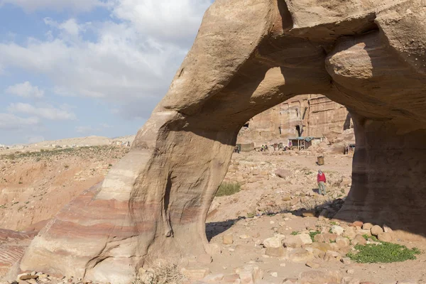 Stenen boog in de vallei van Petra, Jordanië — Stockfoto