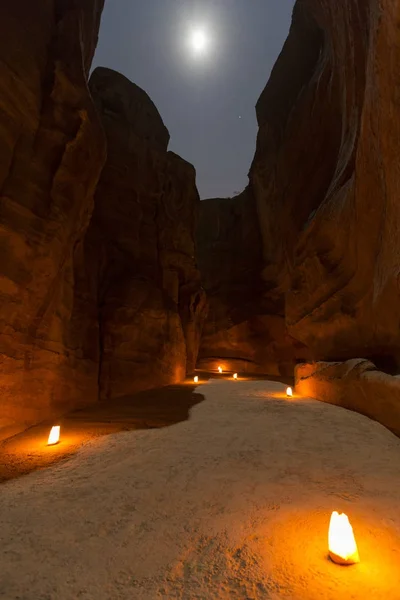 Petra de noche con luna llena, estrecho desfiladero del Siq, Jordania — Foto de Stock