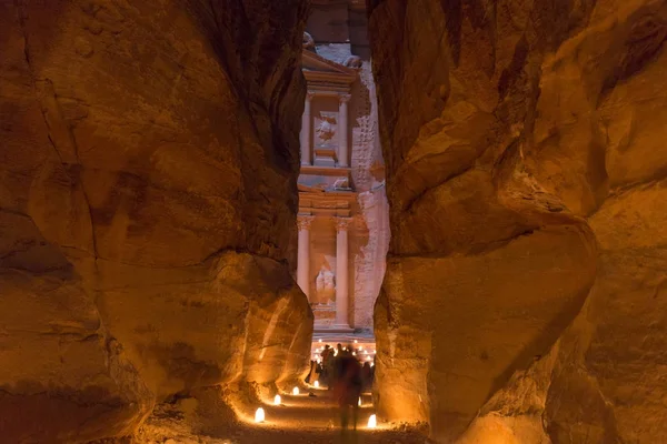 Petra, Jordanië, 24 December 2015, de Schatkist, Petra bij nacht. — Stockfoto