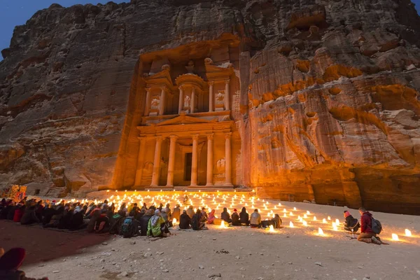 Petra, Jordania, 24 de diciembre de 2015, El Tesoro, Petra de noche . — Foto de Stock