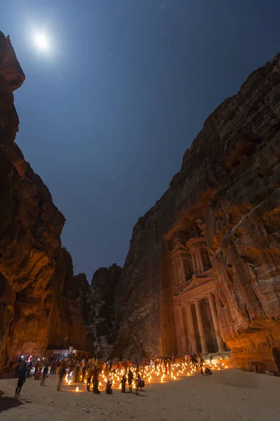 Petra, Jordanië, 24 December 2015, de Schatkist, Petra bij nacht — Stockfoto