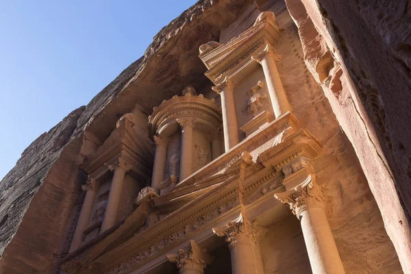 Close up van de Schatkist tijdens zonsopgang, een oude gebouw in Petra, Jordan — Stockfoto