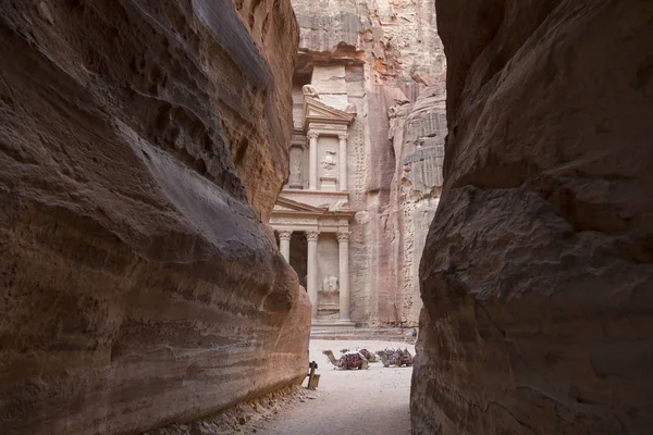 Uitzicht vanaf de Siq op ingang van stad Petra, Khazneh op de achtergrond, Jordanië — Stockfoto