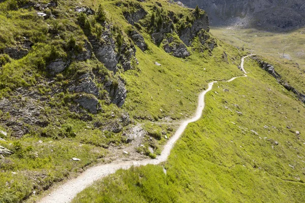 Hiking trail in the swiss alps, Grisons, Switzerland — Stock Photo, Image