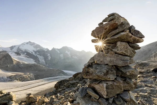 Cairn med sunray i Alperna med glaciären i bakgrunden, Diavolezza, Engandin, Schweiz — Stockfoto
