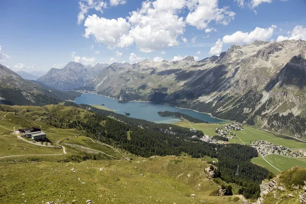 Κοιλάδα του Engadin όμορφα με την λίμνη Lej da Segl, Γκρίσονς — Φωτογραφία Αρχείου